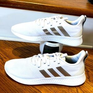 adidas Puremotion White Silver Metallic Size 9 Women’s in Gently used Condition!